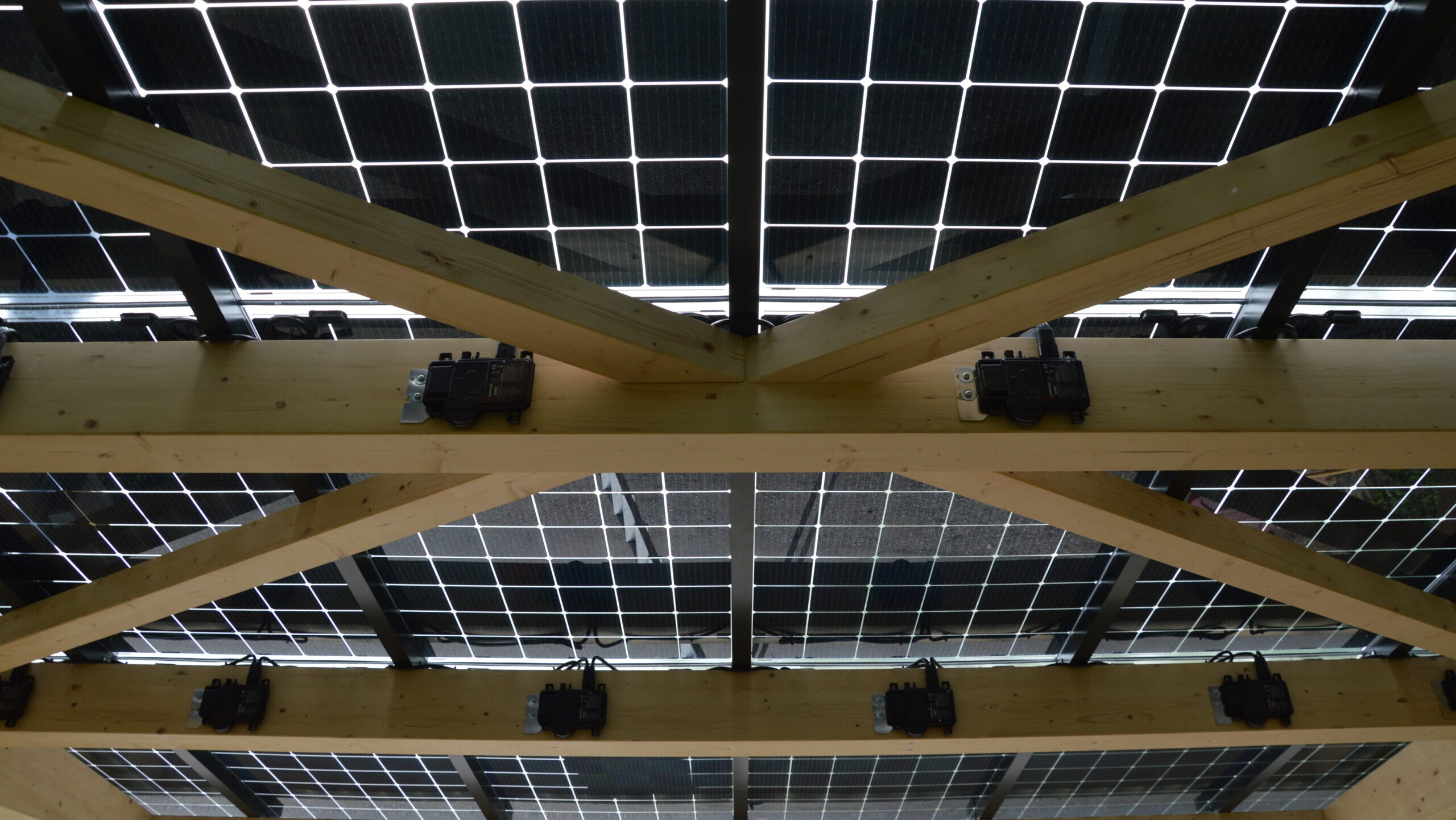 LT Solar Photovoltaikdach von unten